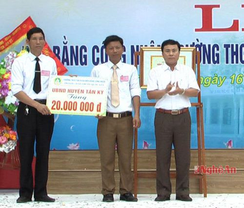 Đồng chí Nguyễn Duy Nho – Phó chủ tịch UBND huyện Tân Kỳ trao phần thưởng 20 triệu đồng cho trường THCS Tân Xuân