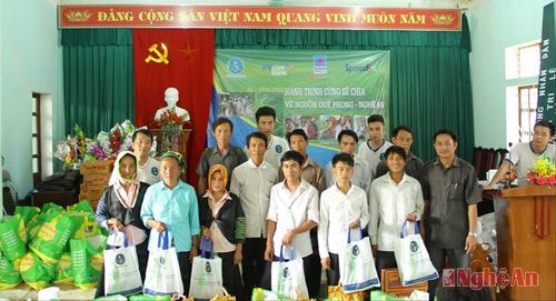  Tặng quà cho đồng bào nghèo