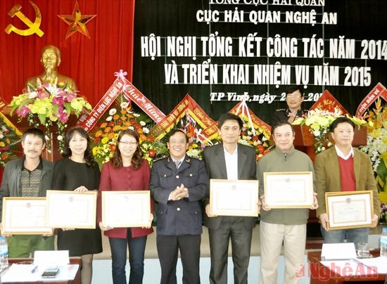 Đồng chí Chu Quang Luân, Bí thư Đảng ủy, Cục trưởng Cục Hải quan trao Bằng khen cho các doanh nghiệp có thành tích xuất sắc trong XNK.