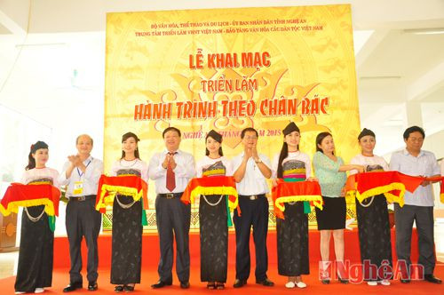 Lãnh đạo Bộ VH-TT&DL, Sở VH-TT&DL tỉnh Nghệ An cắt băng khánh thành buổi triển lãm