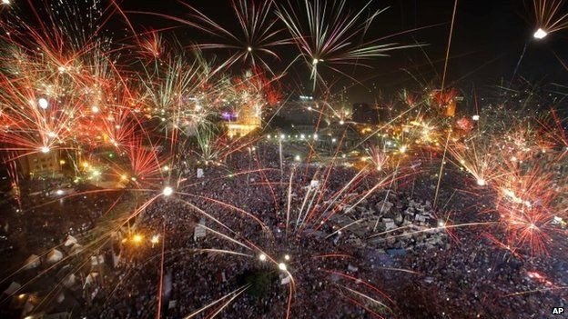 Các đám đông tụ tập tại quảng trường Tahrir để ăn mừng sau khi quân đội lật đổ ông Morsi (Ảnh: AP)