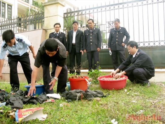 Cán bộ ngành Hải quan xử lý, tiêu hủy hàng hóa vi phạm. 