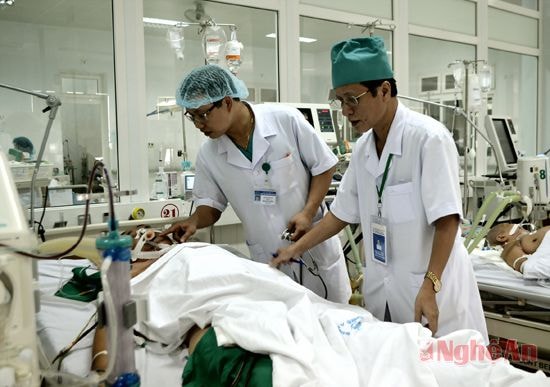 Truyền đạt kinh nghiệm cho bác sỹ trẻ tại Khoa Hồi sức tích cực - chống độc.