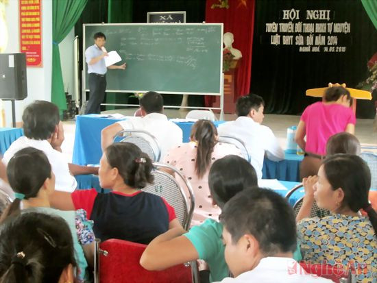 Cán bộ BHXH thị xã Thái Hòa hướng dẫn người dân cách tính mức hưởng BHXH