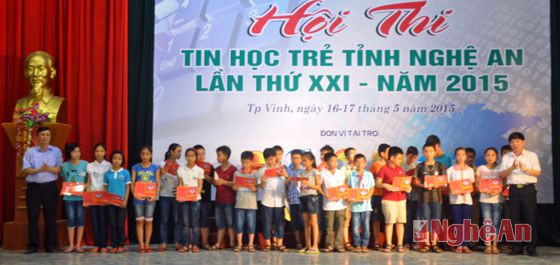 Đại diện Hội khuyến học tỉnh và Bưu điện tỉnh trao giải khuyến khích cho thí sinh đạt giải khối tiểu học