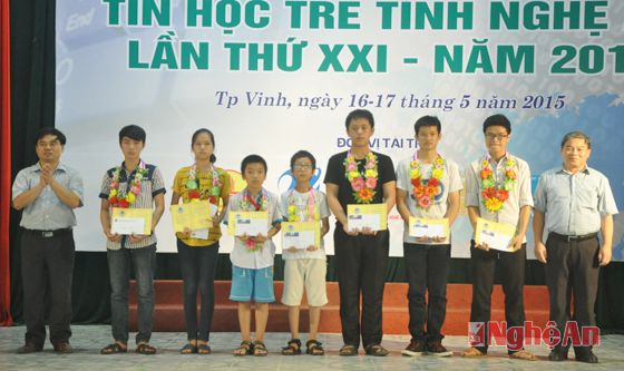 Đại diện Sở KH&CN và Trường Đại học SPKT Vinh trao giải ba cho các thí sinh đạt giải