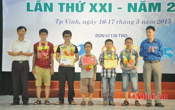 Đại diện Sở GD&DDT, Tỉnh đoàn trao giải nhì cho các em học sinh đạt giải