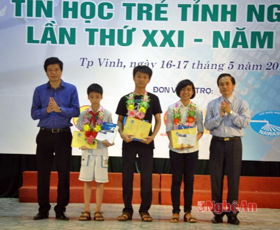 Các đồng chí Lê Ngọc Hoa- Phó Chủ tịch UBND tỉnh và Nguyễn Đình Hùng- Bí thư Tỉnh đoàn Nghệ An trao giải nhất cho các em học sinh 