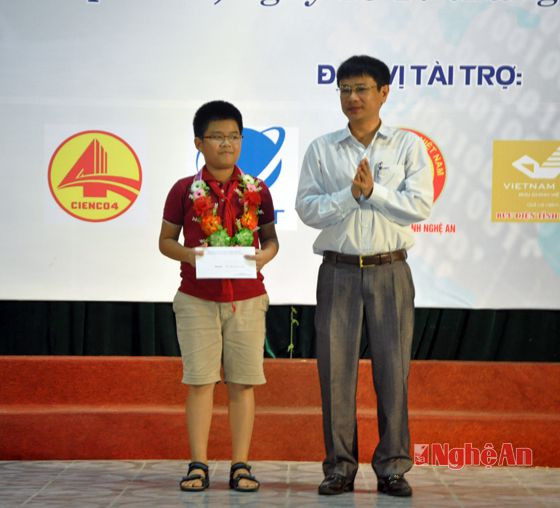 Đại diện Viễn Thông Nghệ An trao thưởng cho học sinh Nguyễn Minh Đức, học sinh Trường Blue Sky là thí sinh nhỏ tuổi nhất tham gia Hội thi lần này