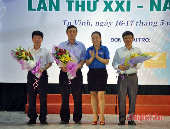 Đại diện Tỉnh đoàn Nghệ An tặng hoa chúc mừng, các nhà tài trợ Hội thi