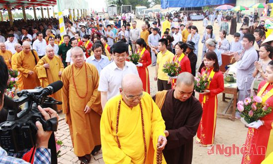 Đàon đại biểu tham dự hành trình trồng cây trên đỉnh núi Đại tuệ