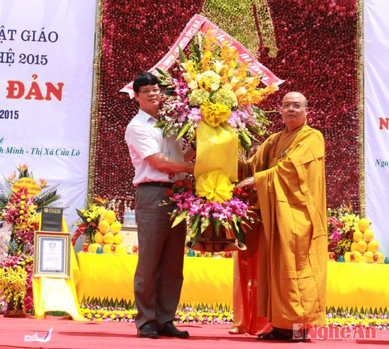 dâng lẵng hoa tươi thắm chúc mừng Giáo hội phật giáo Việt Nam tại Nghệ An