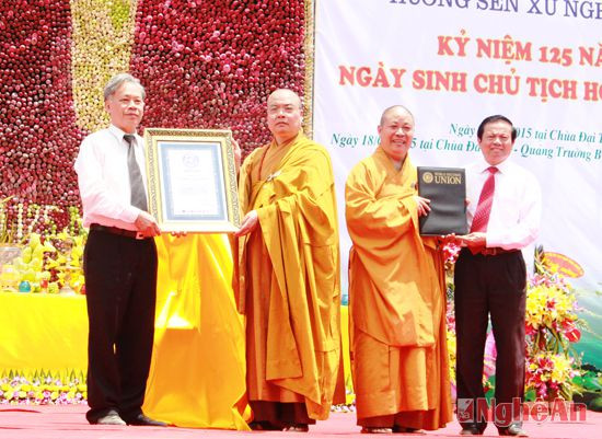 Đồng chí Lê Doãn Hợp - Nguyên Bộ trưởng Bộ Thông tin truyền thông và du lịch  trao chứng nhận kỷ lục