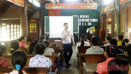 Anh Nguyễn Hồng Quang - Trưởng phòng Truyền thông - Chi cục DSKHHGĐ đang tập huấn kiến thức sức khỏe  sinh sản vị thành niên cho các em học sinh