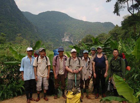 Hồ Khanh cùng đoàn dẫn đường địa phương dẫn đường cho đoàn thám hiểm hang động Anh tìm kiếm hang động.