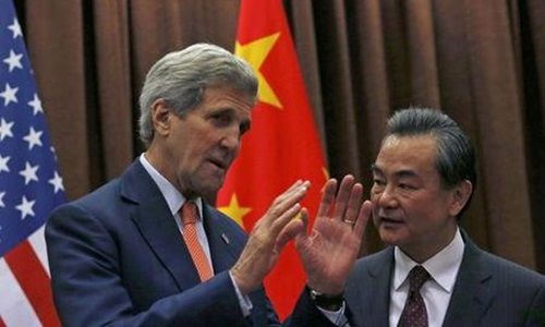 Đúng như dự đoán, buổi họp mặt của Ngoại trưởng Mỹ John Kerry với Bộ trưởng Bộ Ngoại giao Trung Quốc Vương Nghị diễn ra đầy căng thẳng. Bộ trưởng Ngoại giao Trung Quốc Vương Nghị hôm nay không thể hiện bất kỳ dấu hiệu thỏa hiệp nào, bất chấp việc ông Kerry hối thúc Bắc Kinh phải có hành động cụ thể để giảm căng thẳng trên Biển Đông.  Ngoại trưởng Mỹ John Kerry (trái) và Bộ trưởng Ngoại giao Trung Quốc Vương Nghị.   Nguồn: Reuters 