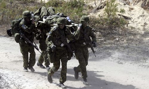 Các Binh sĩ Estonia tham gia cuộc tập trận Hedgehog (Con nhím) 2015 của NATO tại khu huấn luyện Tapa, Estonia.  Nguồn: Reuters 