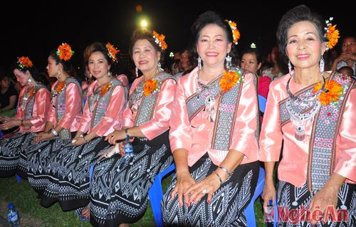 Đoàn nghệ thuật quần chúng tỉnh Nakhon Phanom (Vương quốc Thái Lan) trước giờ biểu diễn