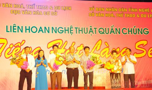 Lãnh đạo UBND thành phố Vinh trao tặng hoa cho đại diện các đoàn nghệ thuật quần chúng tham dự liên hoan