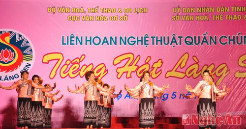 Điệu múa truyền thống được các diễn viên đoàn nghệ thuật quần chúng tỉnh Nakhon Phanom biểu diễn trên sân khấu
