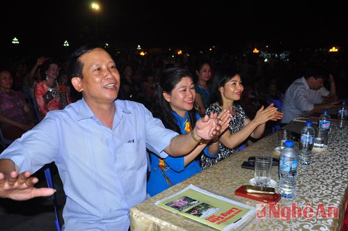 Các tiết mục biểu diễn của đoàn nghệ thuật quần chúng tỉnh Nakhon Phanom (Vương quốc Thái Lan) tạo không khí hào hứng, đồng điệu trong khán giả