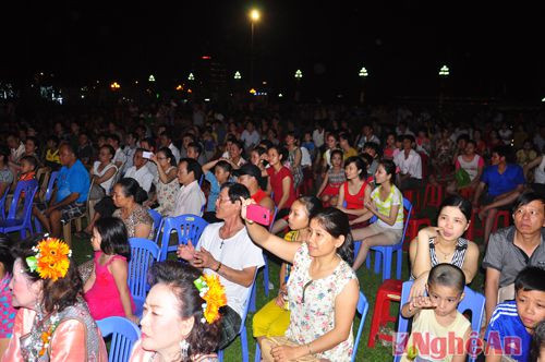 Liên hoan được tổ chức ở sân khấu ngoài trời, nhận được sự tham gia hào hứng của đông đảo nhân dân thành phố Vinh