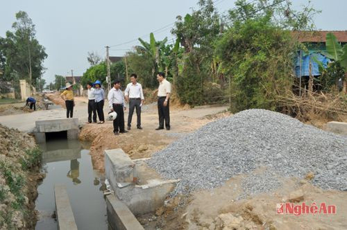 Đoàn công tác HĐND tỉnh khảo sát việc thực hiện chính sách hỗ trợ kiên cố hóa đường giao thông nông thôn tại xã Kim Liên (Nam Đàn).