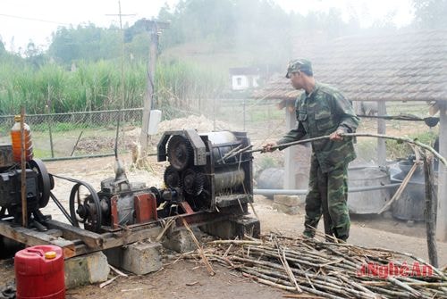 Nấu mật mía tại xóm Tân Hương,  xã Tân Hương.