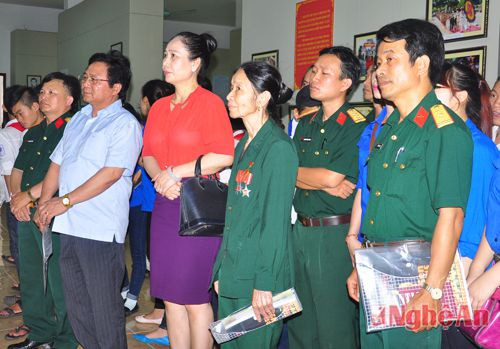 Bà Đinh Thị Lệ Thanh - Phó Chủ tịch UBND tỉnh cùng các lãnh đạo Sở, ban, ngành tham quan các gian trưng bày