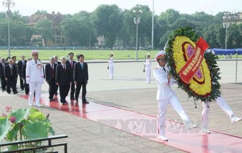 Lãnh đạo Đảng, Nhà nước đặt vòng hoa và vào Lăng chủ tịch Hồ Chí Minh. Ảnh: TTXVN