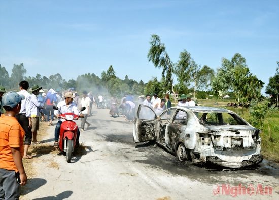 Chiếc xe bị thiêu trụi hoàn toàn 