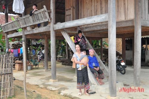 Do chưa có đất sản xuất, nhiều lao động vẫn ở nhà như tế này