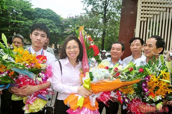 Lễ đón cô Thơ An và em Nguyễn Ngọc Khánh - HCV Olympic Vật lý châu Á năm 2015.