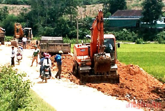 Làm giao thông nông thôn ở Cao Sơn.