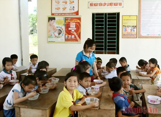 Các cháu trường mầm non Cao Sơn trong giờ ăn trưa bán trú
