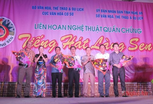 Tặng hoa cho đại diện các đoàn