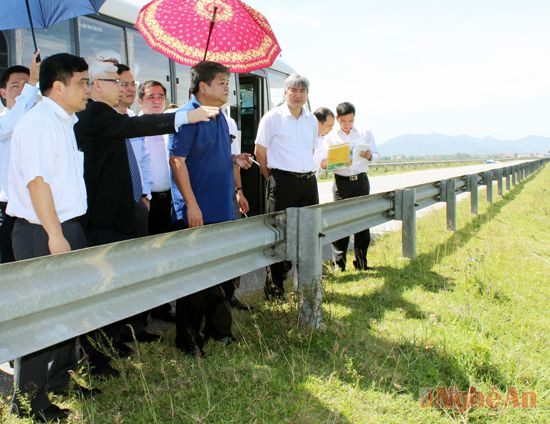 Các nhà đầu tư khảo sát thực địa các KCN thuộc Khu kinh tế Đông Nam.