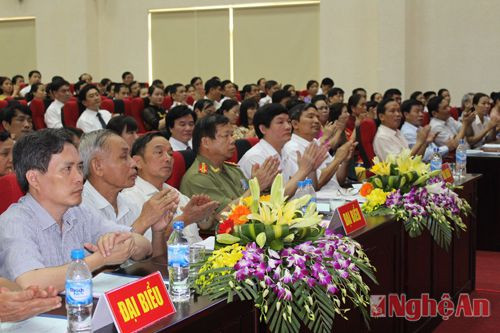 Các đại biểu lãnh đạo Thành ủy Vinh, Sở Y tế Nghệ An và cán bộ bệnh viện qua các thời kỳ