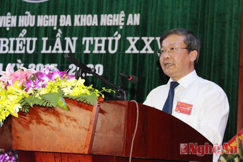 Đồng chí Nguyễn Danh Linh - Bí thư Đảng bộ, Giám đốc Bệnh viện HNĐK Nghệ An đọc diễn văn khai mạc Đại hội