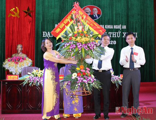 Đại diện BCH Đảng bộ nhiệm kỳ 2010 - 2015 nhận hoa chúc mừng của các đoàn thể