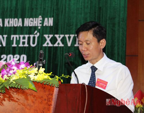 Đồng chí Trịnh Xuân Nam - Phó Bí thư Đảng bộ trình bày Báo cáo chính trị Đại hội