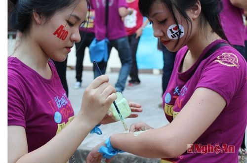 Những người bạn cùng chung mái trường, thân thiết và quyến luyến trong ngày chia tay.