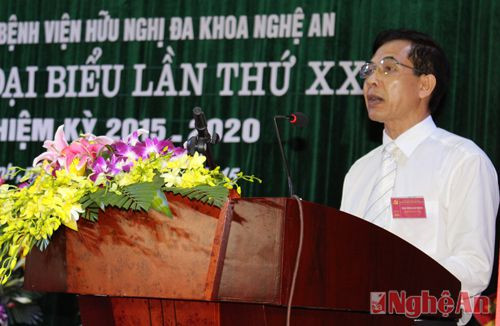 Đồng chí Tôn Thất Hậu - Phó Giám đốc Bệnh viện báo cáo thẩm tra tư cách đại biểu