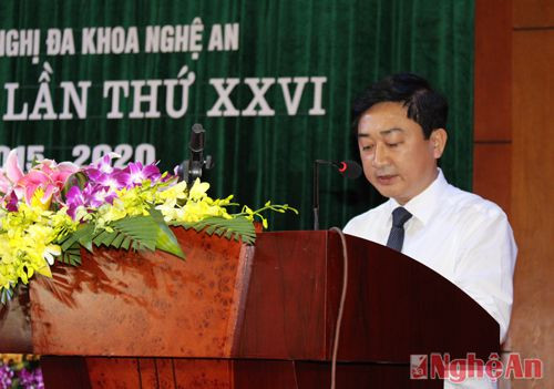 Đồng chí Nguyễn Viết Bình đại diện khối các khoa, phòng chức năng trình bày tham luận về tăng cường sự lãnh đạo của Đảng trong công tác cán bộ