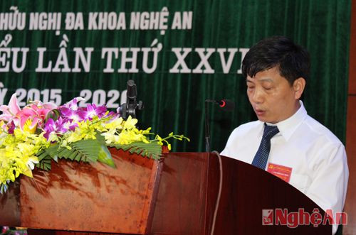 Đồng chí Trần Tất Thắng trình bày tham luận về công tác xây dựng Đảng trong tình hình hiện nay