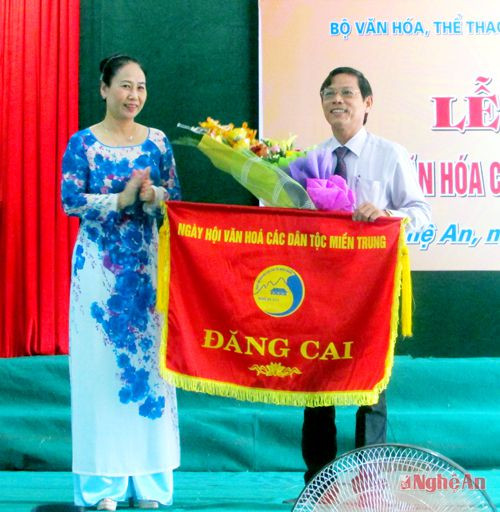 Ban tổ chức còn trao cờ đăng cai Ngày hội văn hóa các dân tộc miền Trung lần  thứ 2 cho Tỉnh Quảng Nam./.