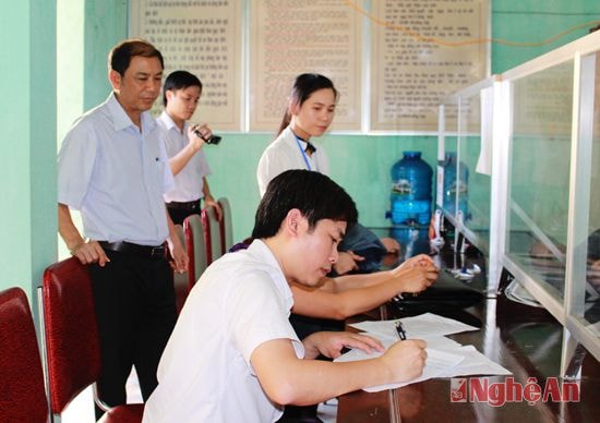 Kiểm tra  quân số tại văn phòng một cửa UBND xã Minh Hợp