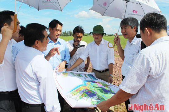 Lãnh đạo, cán bộ KKT Đông Nam dẫn các nhà đầu tư
