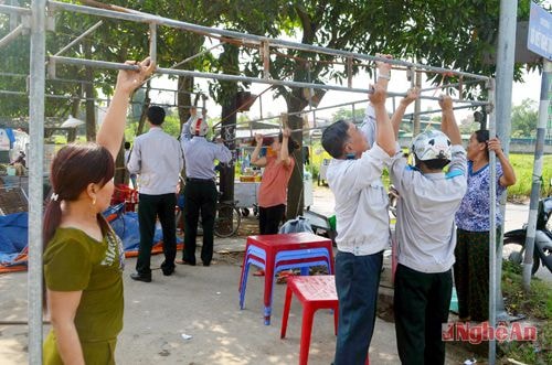 Đội Quản lý trật tự đô thị TP. Vinh giải tỏa hành lang đường Xô Viết Nghệ Tĩnh.