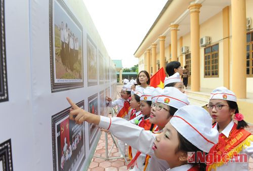 Các cháu học sinh xem triển lãm một số thành tựu trong nhiệm kỳ 2010 -2015 của huyện